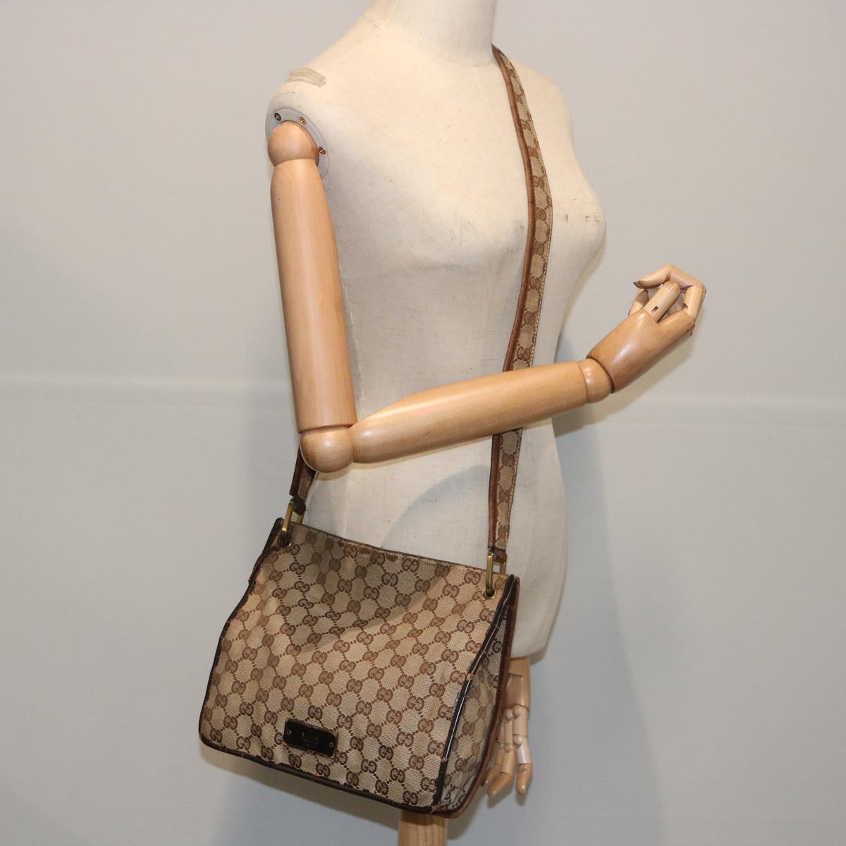 GUCCI GG Canvas Shoulder Bag Beige 91762 Auth 65502