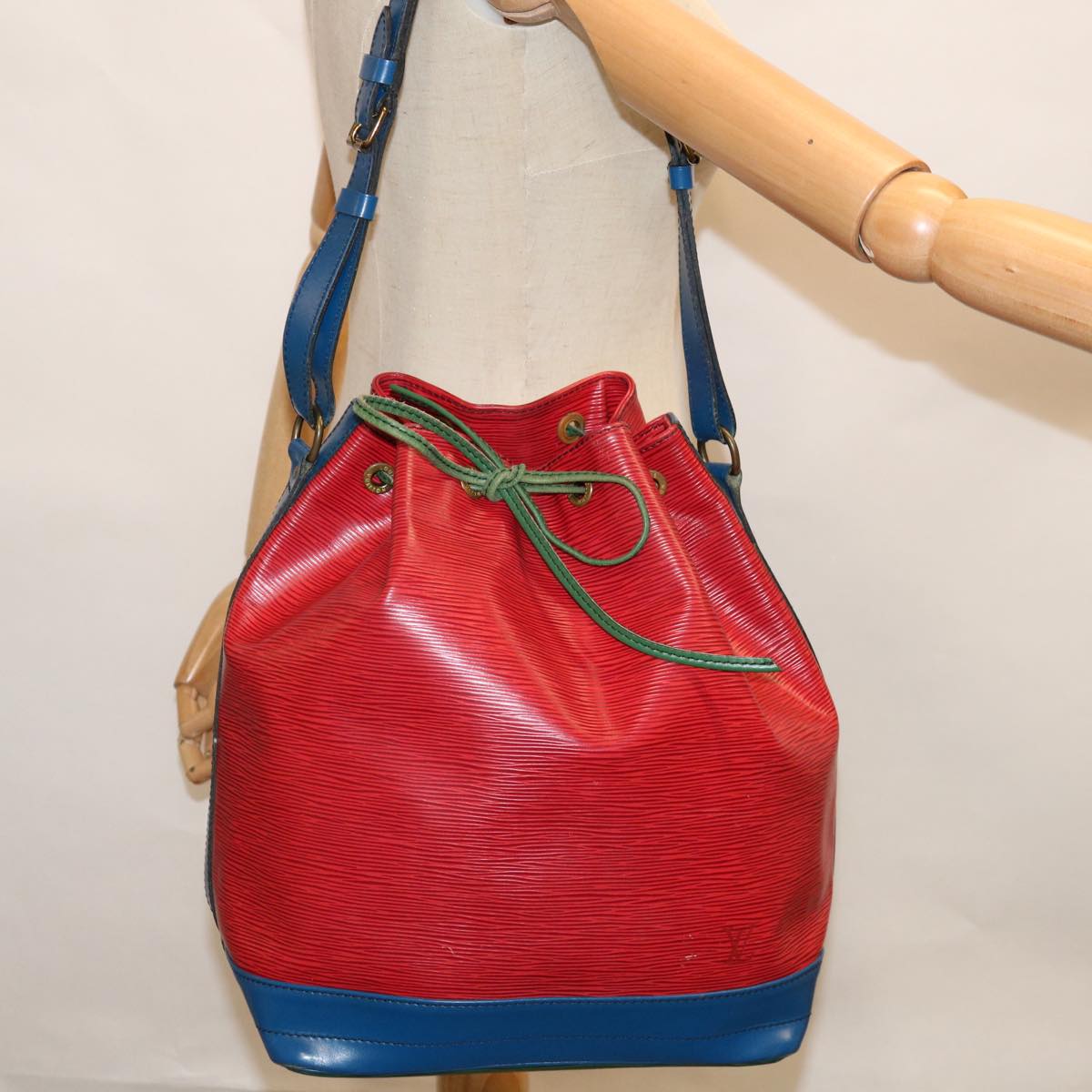 LOUIS VUITTON Epi Toriko Color Noe ShoulderBag Red Blue Green M44084 Auth 65676