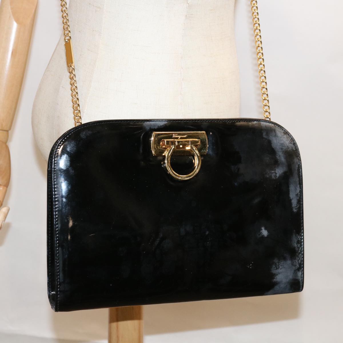 Salvatore Ferragamo Gancini Chain Shoulder Bag patent Black Auth 66129