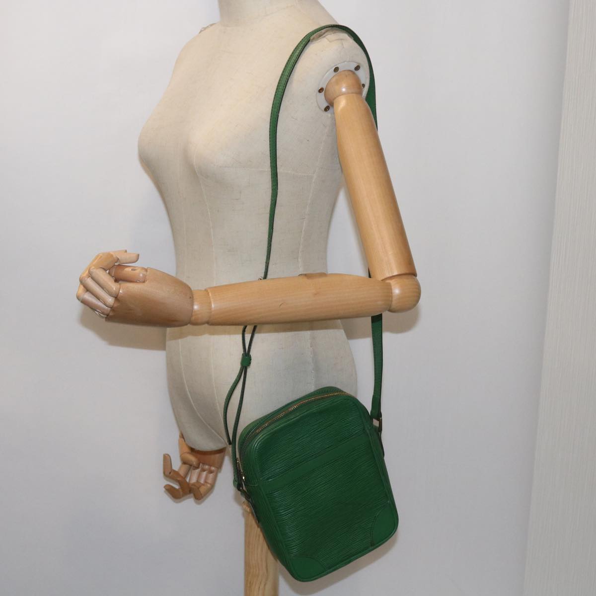 LOUIS VUITTON Epi Danube Shoulder Bag Green M45634 LV Auth 66163