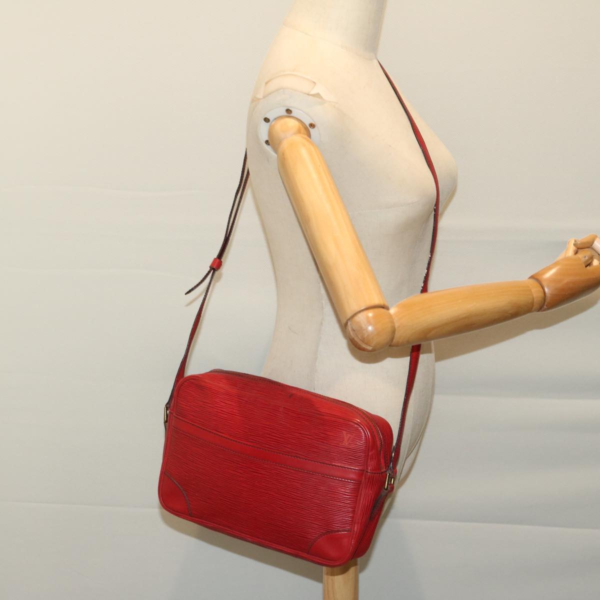 LOUIS VUITTON Epi Trocadero 27 Shoulder Bag Red M52317 LV Auth 67239