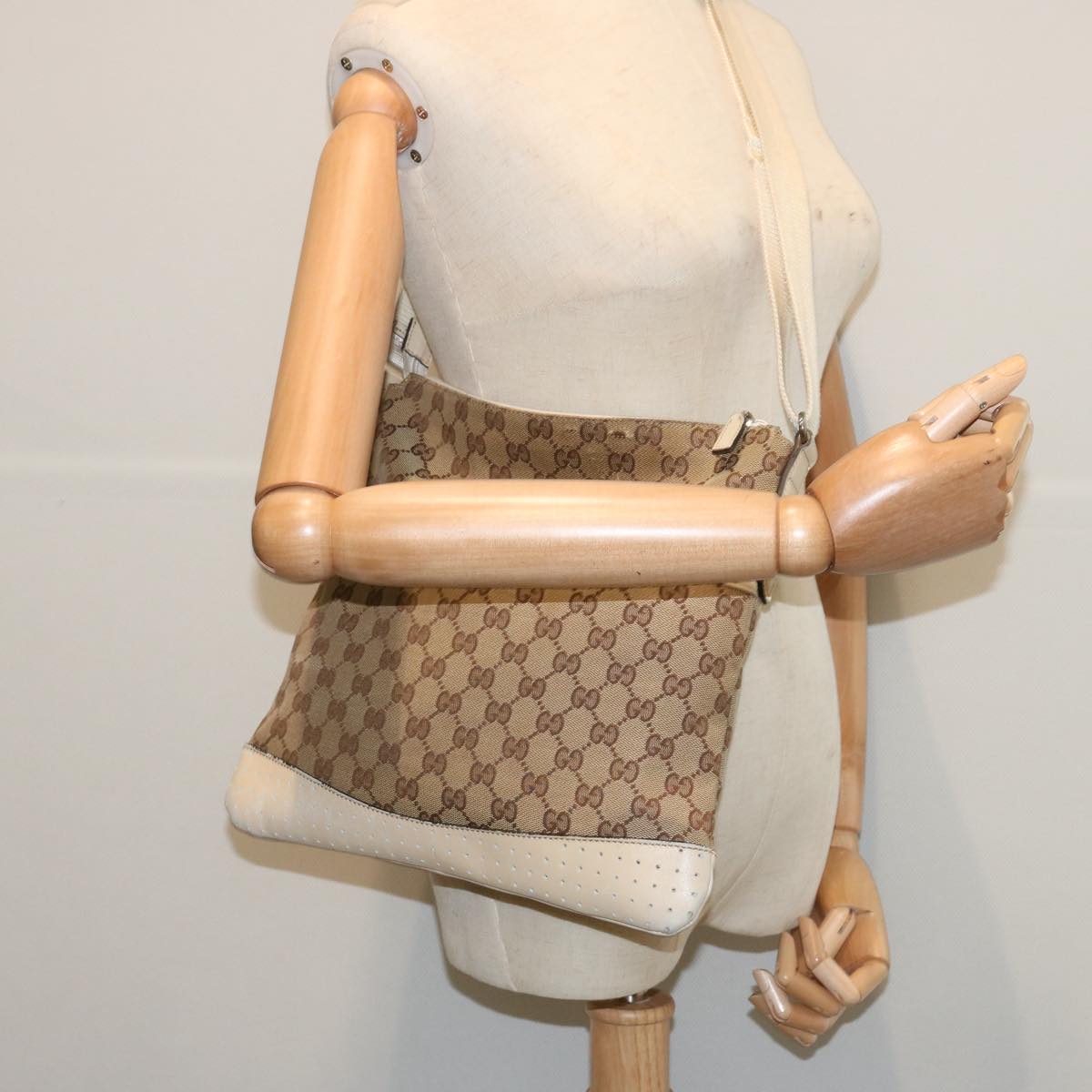 GUCCI GG Canvas Shoulder Bag Beige 145857 Auth 67450