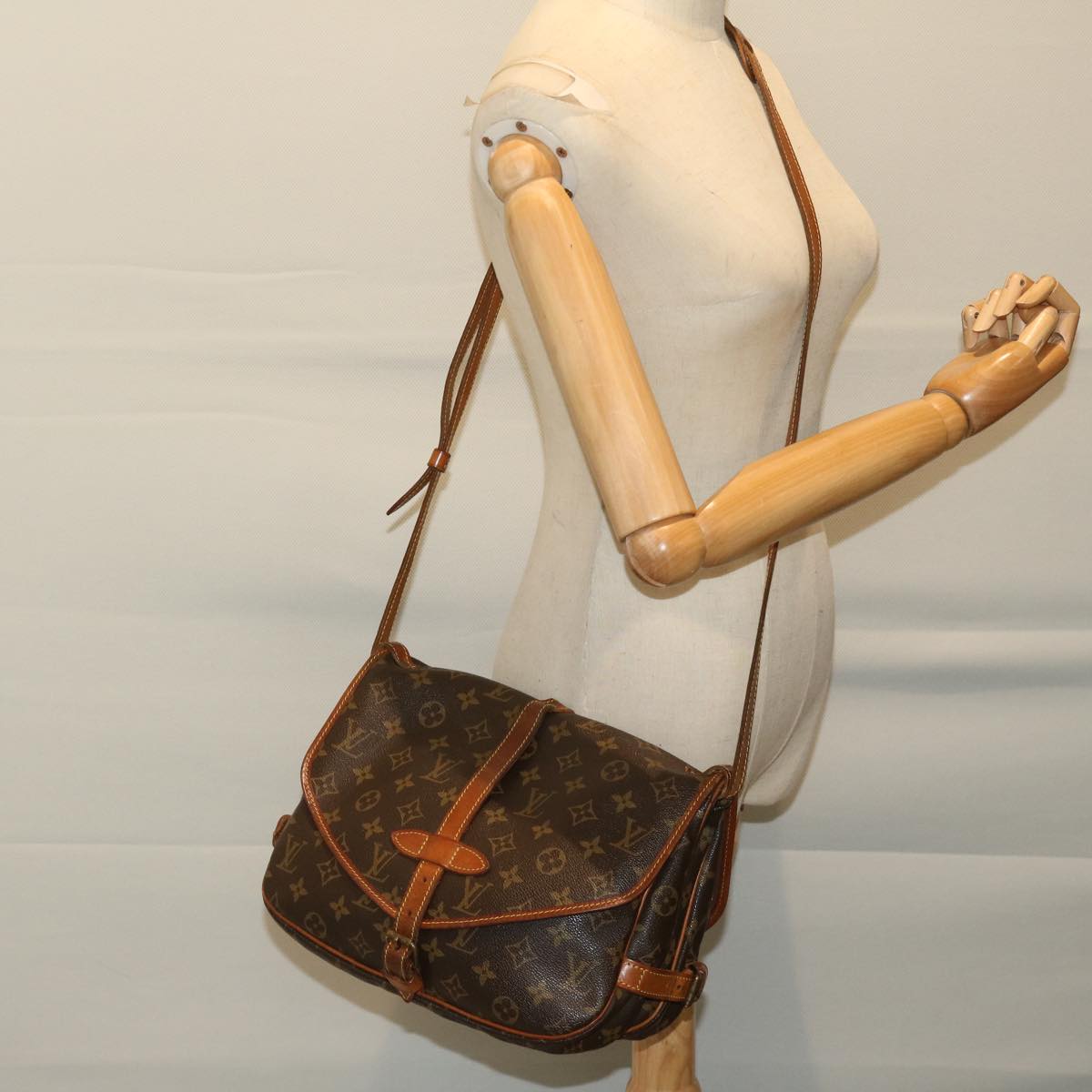 LOUIS VUITTON Monogram Saumur 30 Shoulder Bag M42256 LV Auth 67639