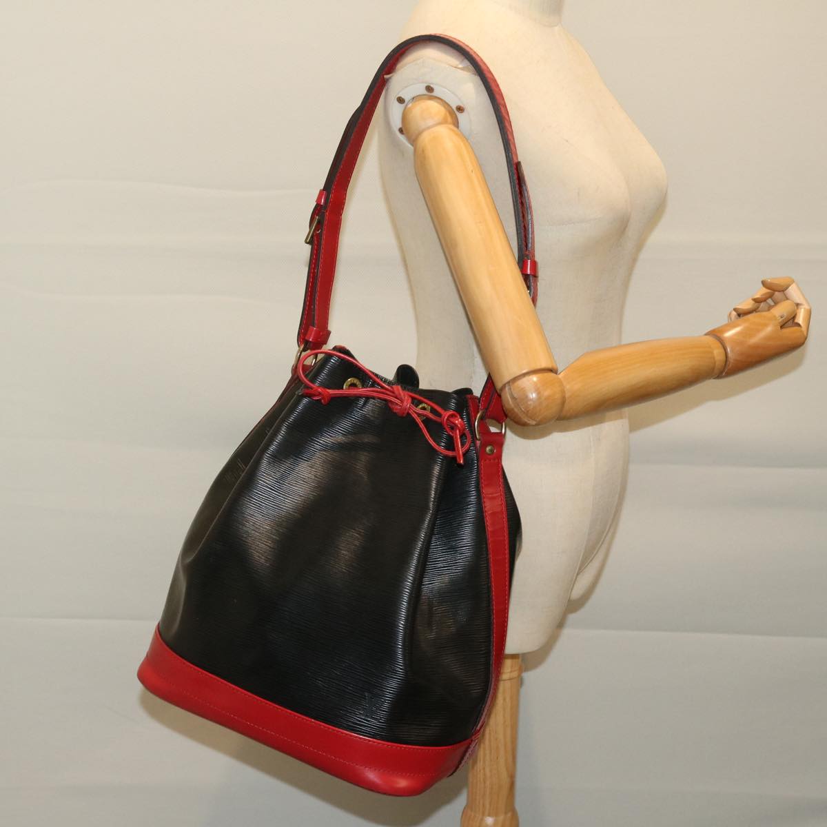 LOUIS VUITTON Epi Noe Shoulder Bag Bicolor Black Red M44017 LV Auth 67853