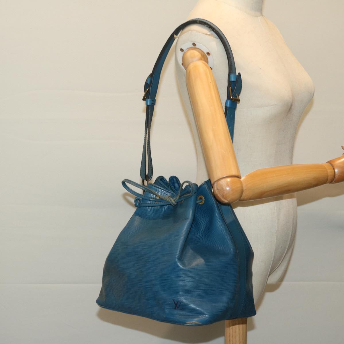 LOUIS VUITTON Epi Petit Noe Shoulder Bag Blue M44105 LV Auth 67965