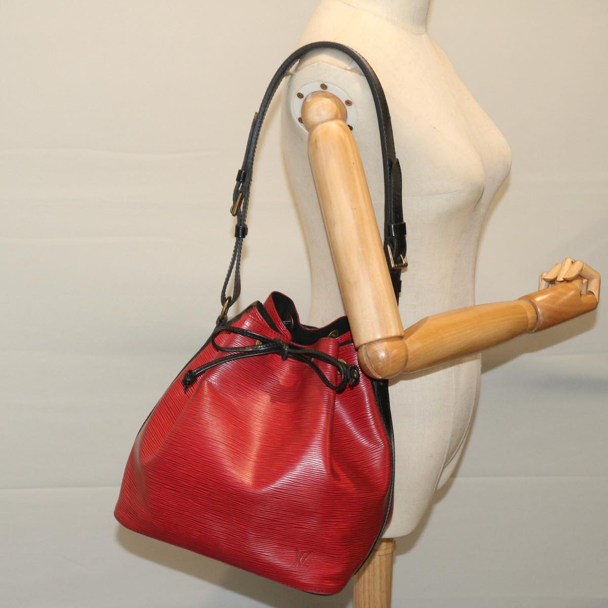 LOUIS VUITTON Epi Petit Noe Shoulder Bag Bicolor Black Red M44172 Auth 67966