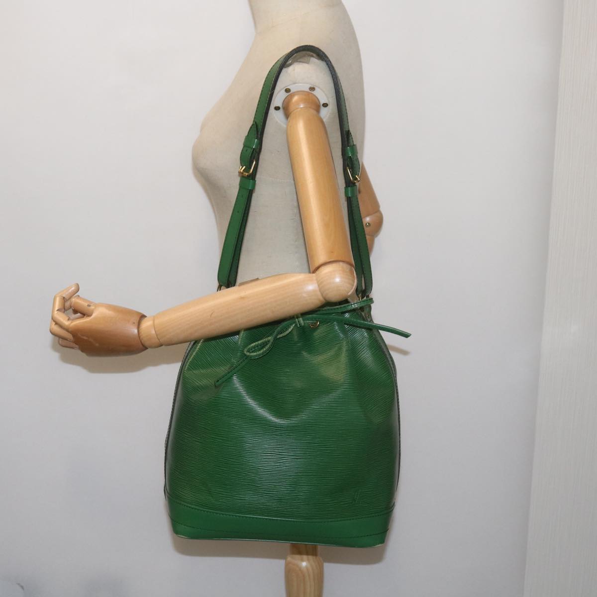 LOUIS VUITTON Epi Noe Shoulder Bag Green M44004 LV Auth 67968