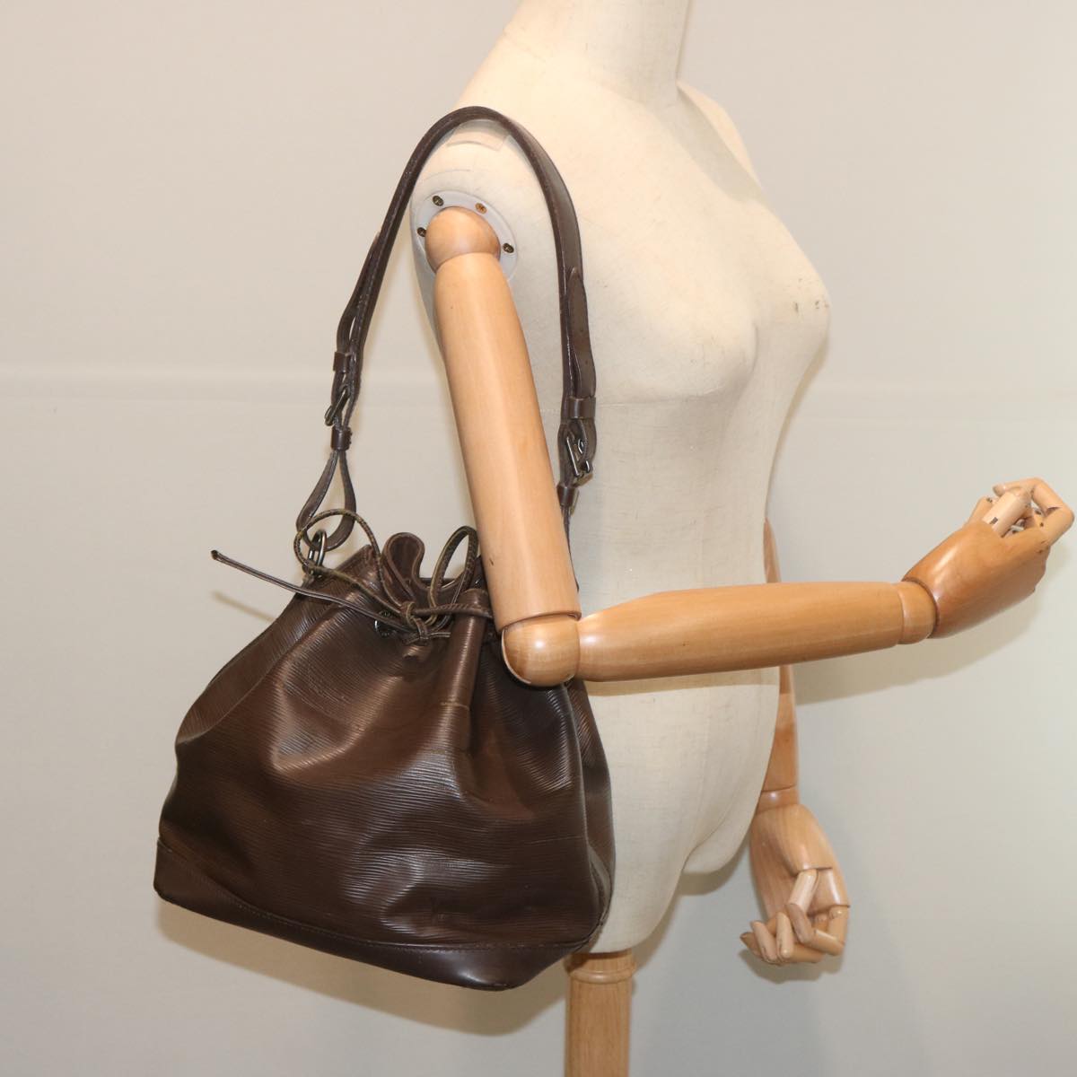 LOUIS VUITTON Epi Noe Shoulder Bag Mocha LV Auth 68101