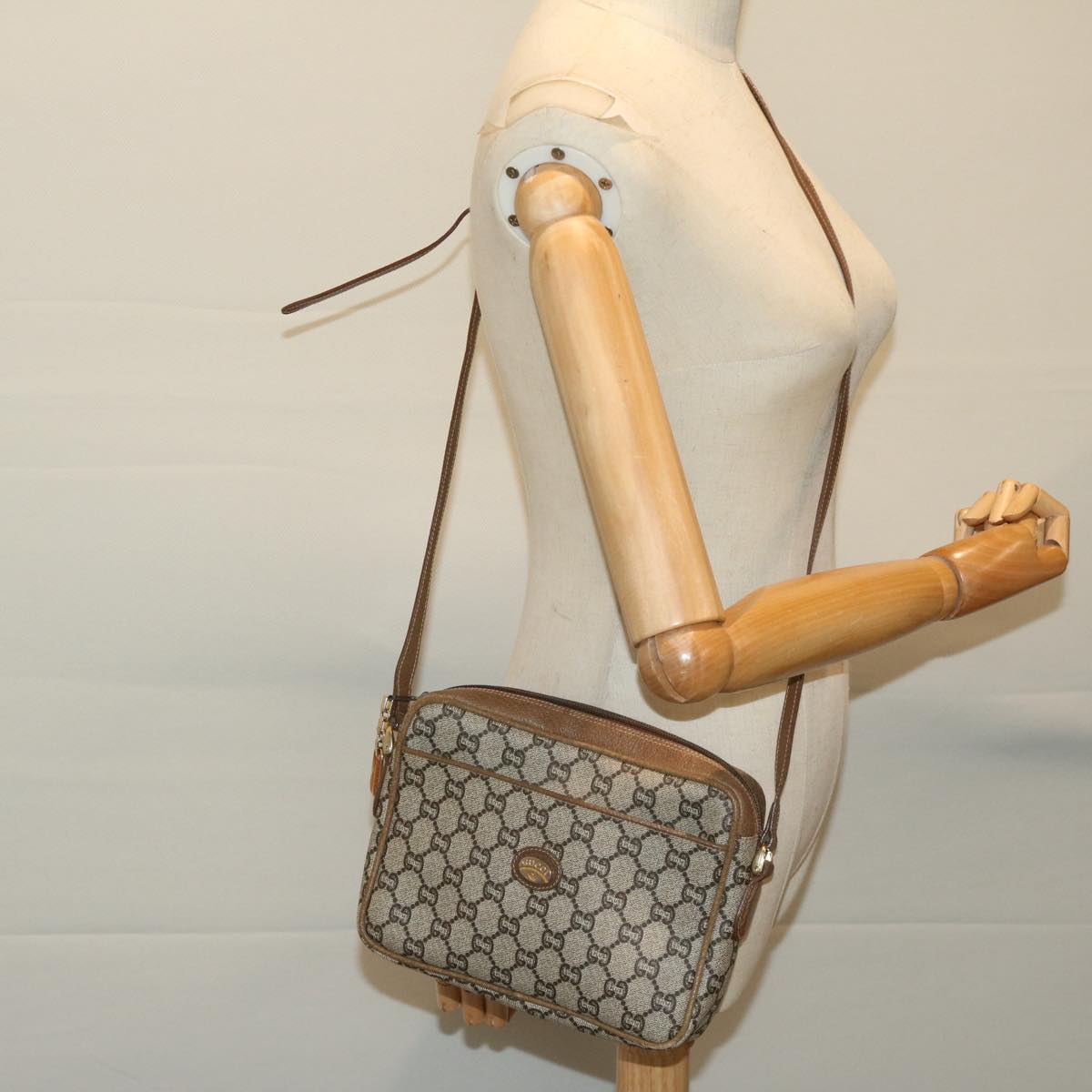 GUCCI GG PLUS Canvas Shoulder Bag PVC Beige Auth 68160