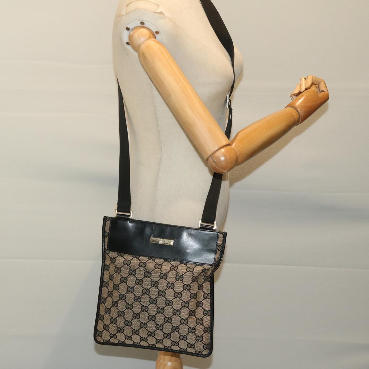 GUCCI GG Canvas Shoulder Bag Suede Beige Black Auth 68196