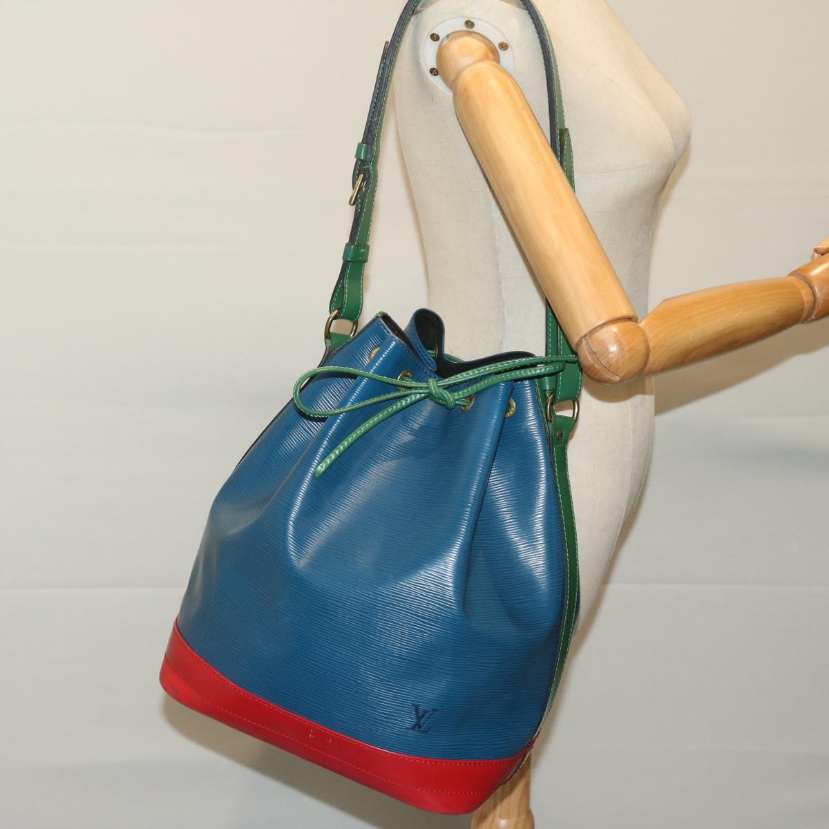 LOUIS VUITTON Epi Toriko Color Noe ShoulderBag Red Blue Green M44084 Auth 68382