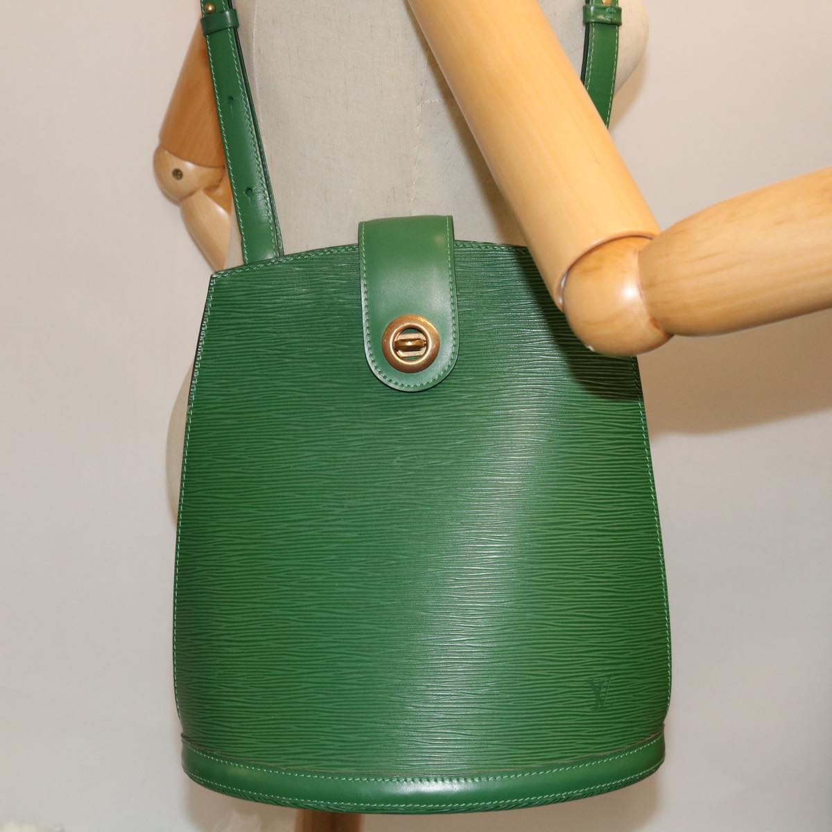 LOUIS VUITTON Epi Cluny Shoulder Bag Green M52254 LV Auth 68415