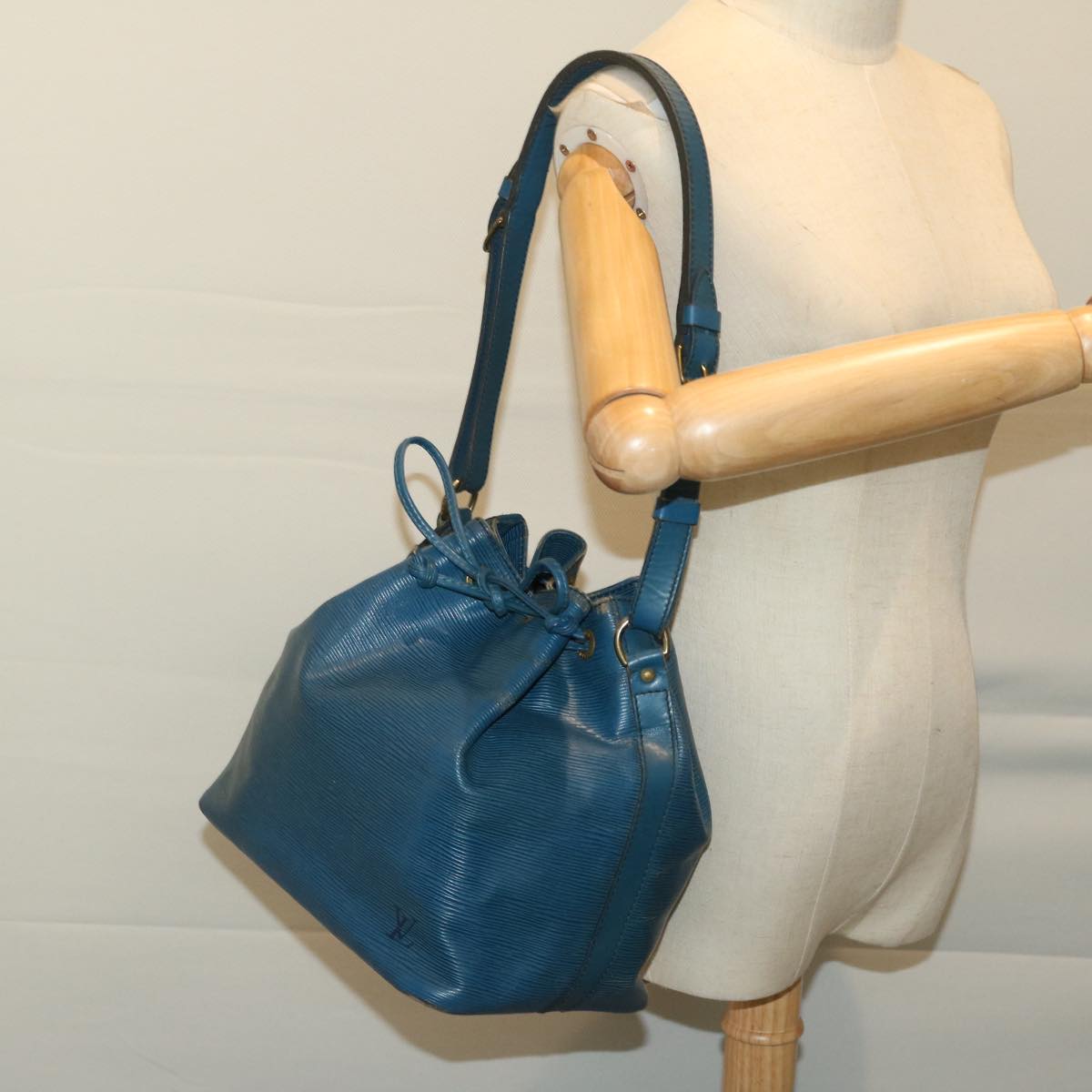 LOUIS VUITTON Epi Petit Noe Shoulder Bag Blue M44105 LV Auth 68538