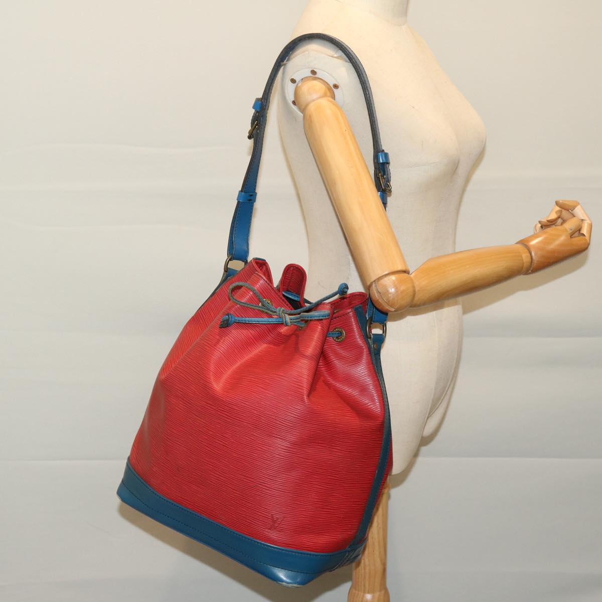 LOUIS VUITTON Epi Noe Shoulder Bag Bicolor Red Blue M44084 LV Auth 68539