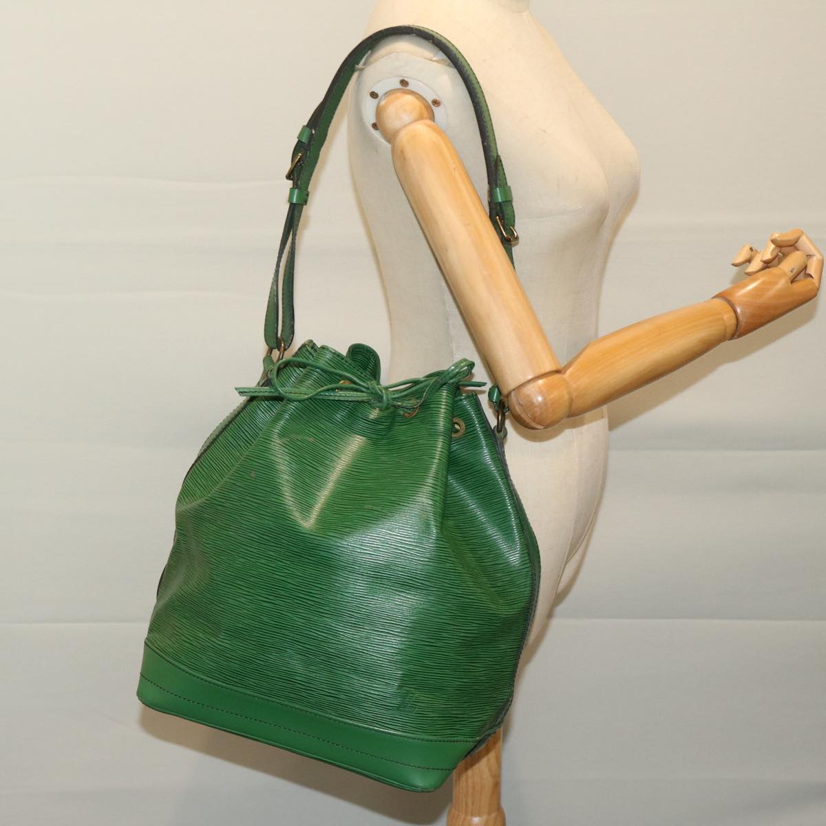 LOUIS VUITTON Epi Noe Shoulder Bag Green M44004 LV Auth 68540