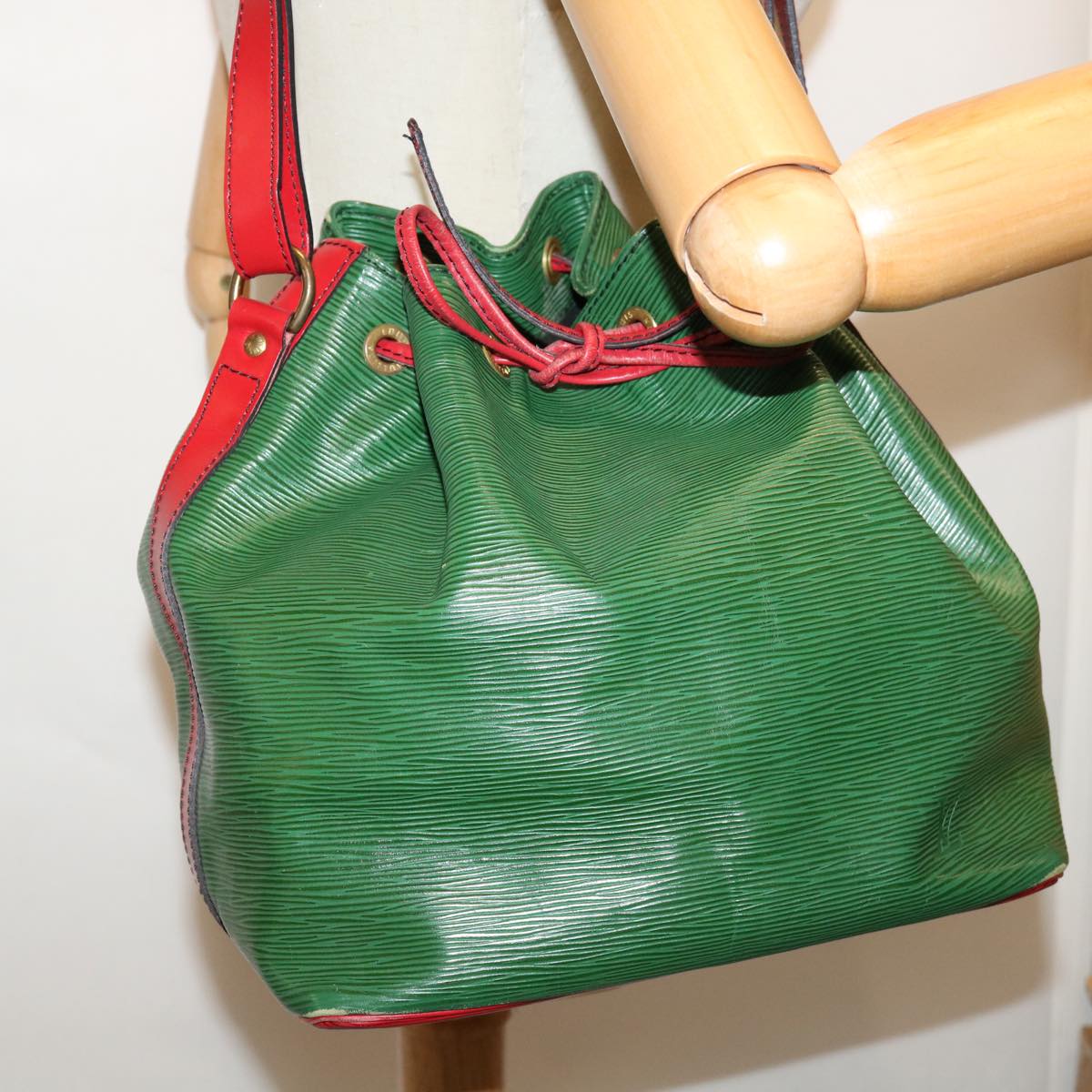 LOUIS VUITTON Epi Petit Noe Shoulder Bag Bicolor Green Red M44147 LV Auth 68793