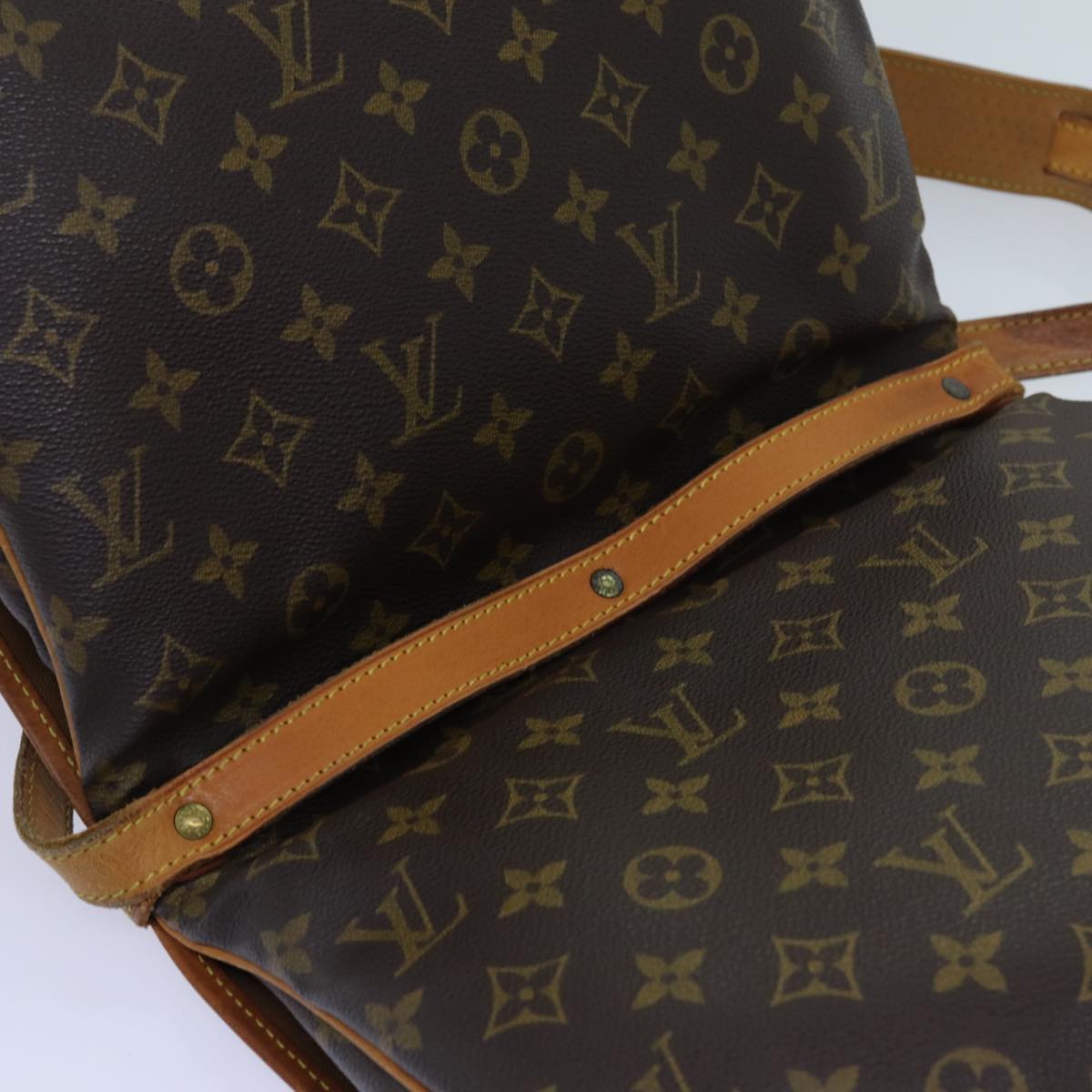 LOUIS VUITTON Monogram Saumur 30 Shoulder Bag M42256 LV Auth 68910