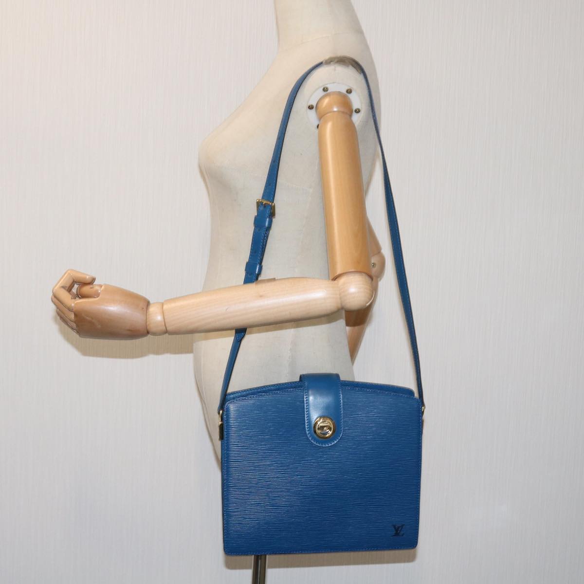 LOUIS VUITTON Epi Capuchin Shoulder Bag Blue M52345 LV Auth 68995