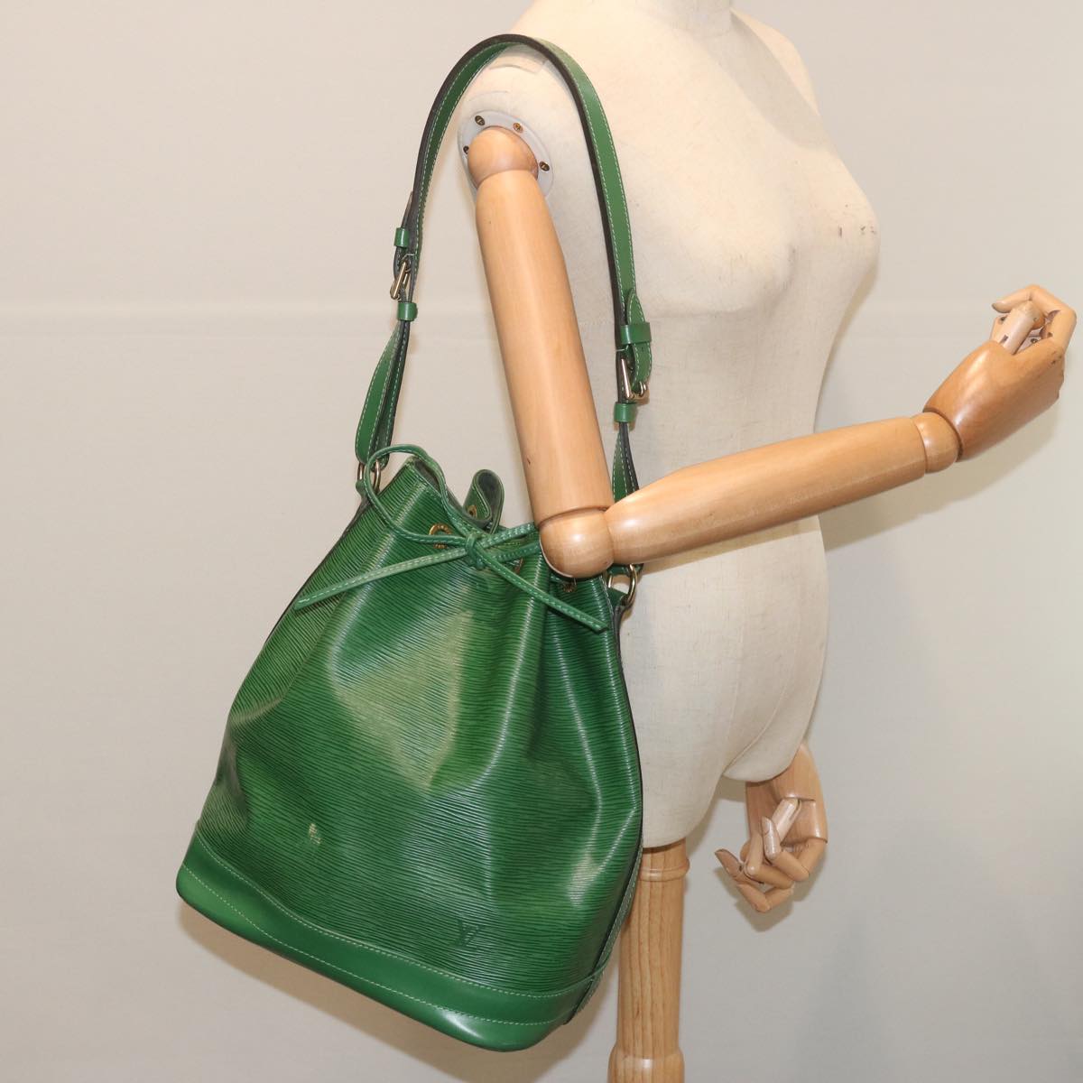 LOUIS VUITTON Epi Noe Shoulder Bag Green M44004 LV Auth 69035