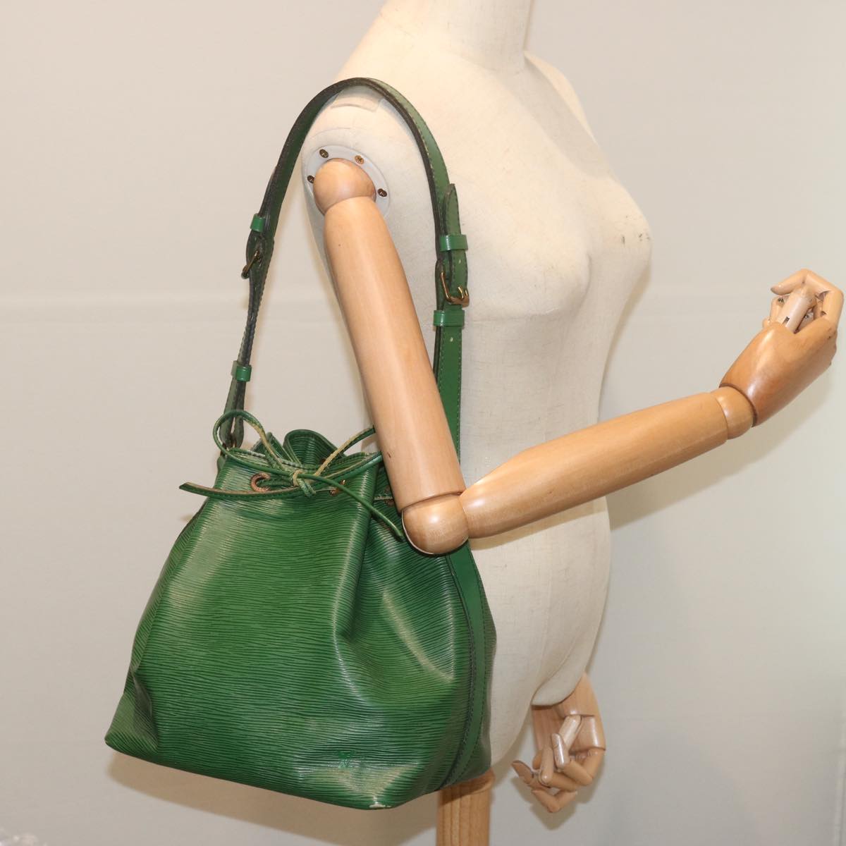 LOUIS VUITTON Epi Petit Noe Shoulder Bag Green M44104 LV Auth 69036