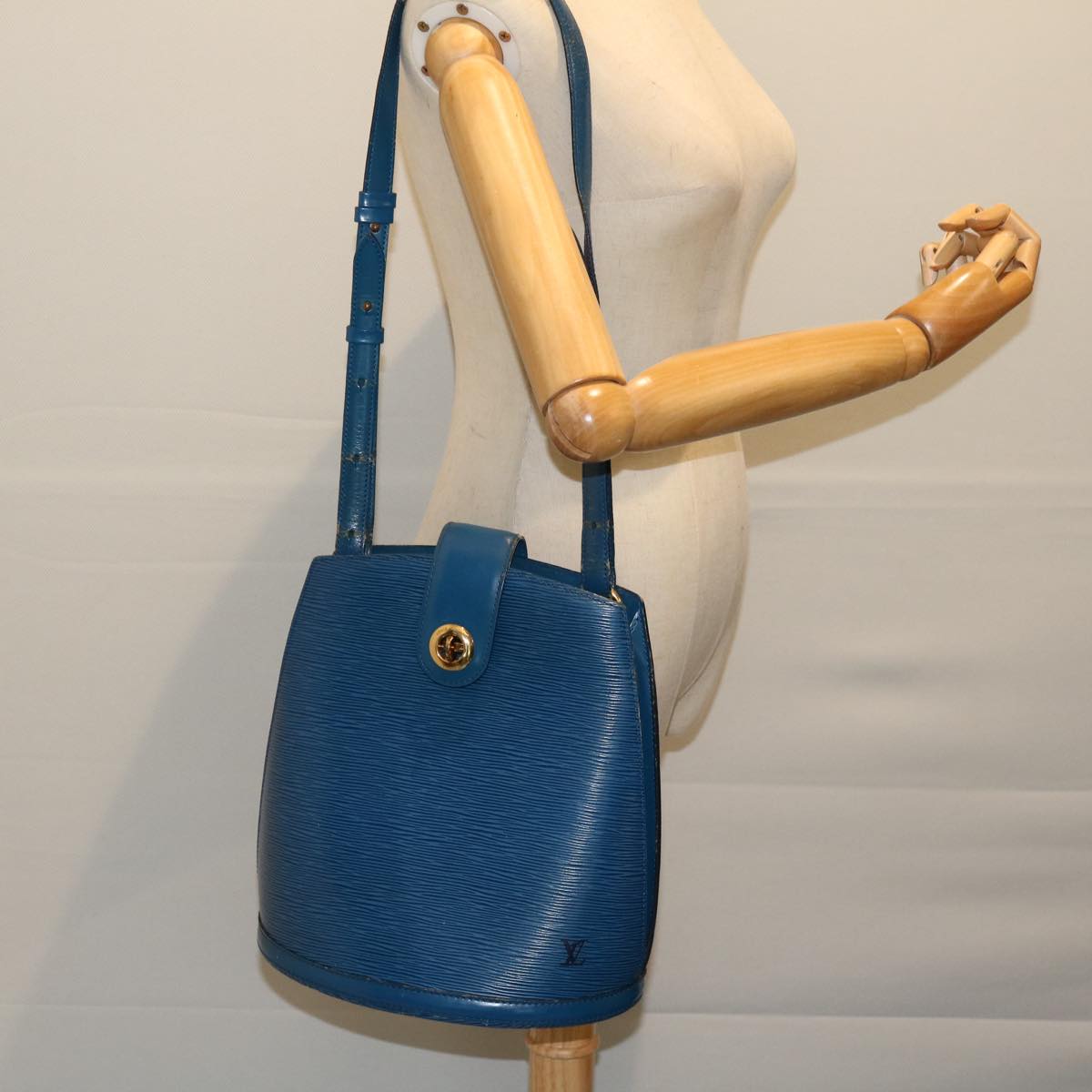 LOUIS VUITTON Epi Cluny Shoulder Bag Blue M52255 LV Auth 69099