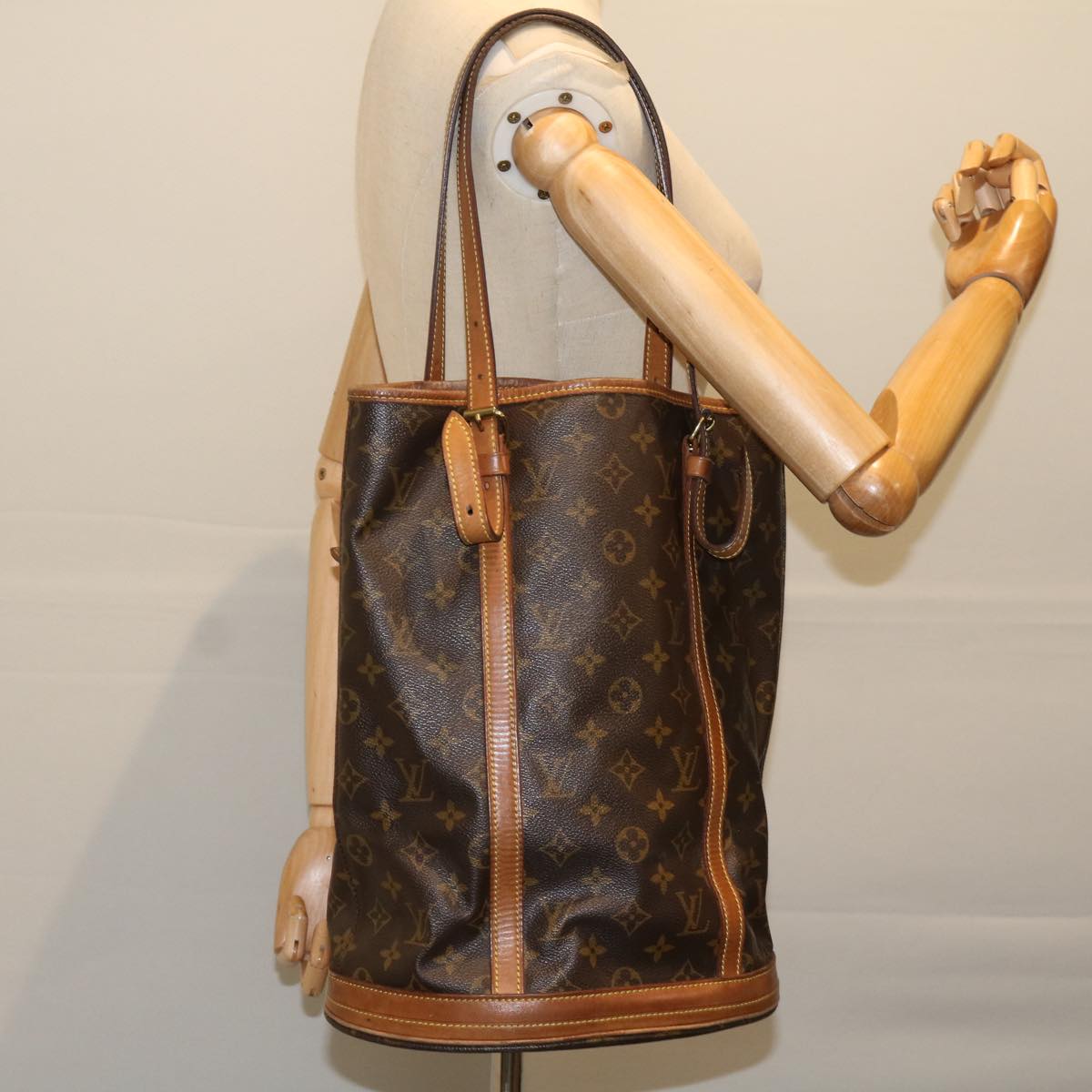 LOUIS VUITTON Monogram Bucket GM Shoulder Bag M42236 LV Auth 69475