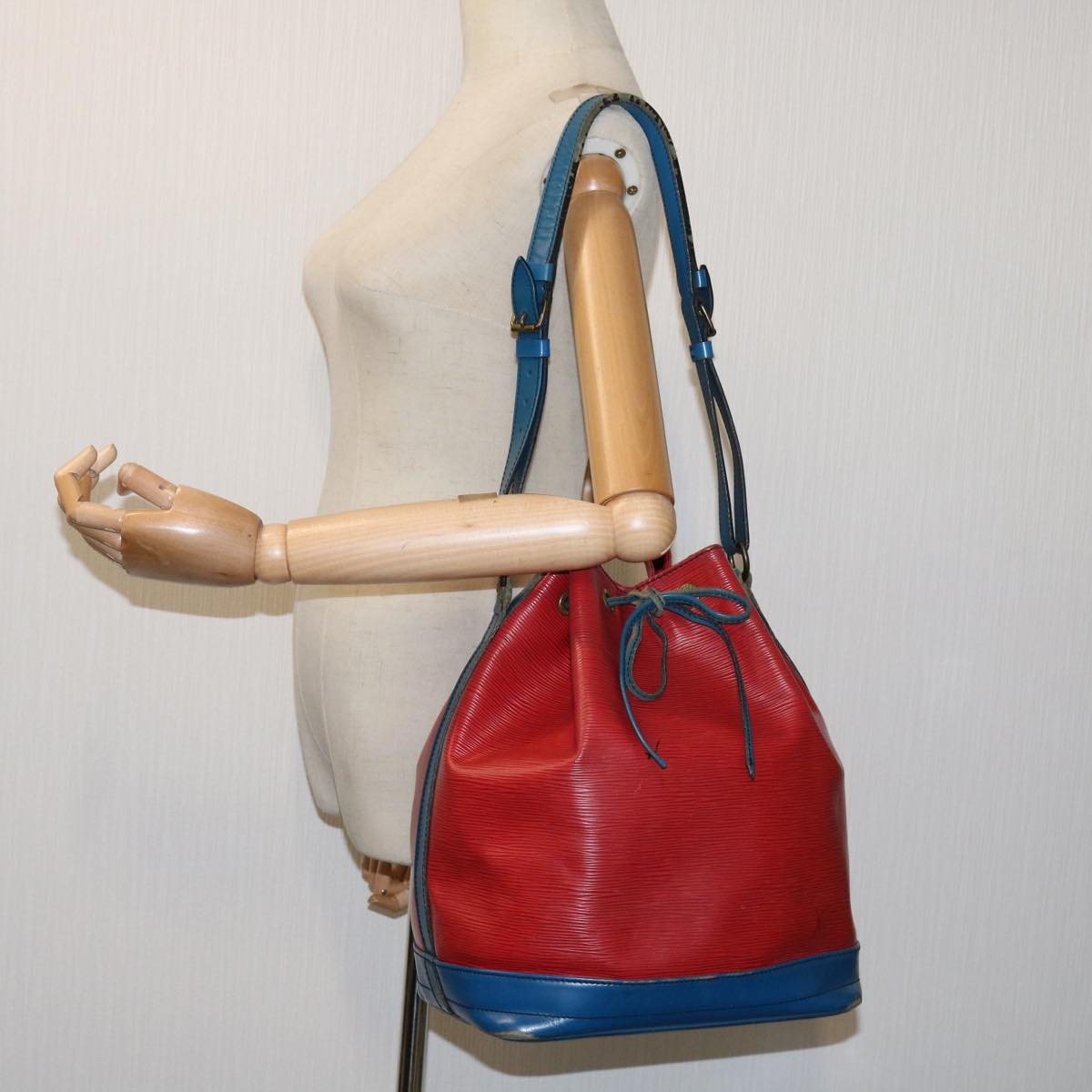 LOUIS VUITTON Epi Noe Shoulder Bag Bicolor Red Blue M44084 LV Auth 69903