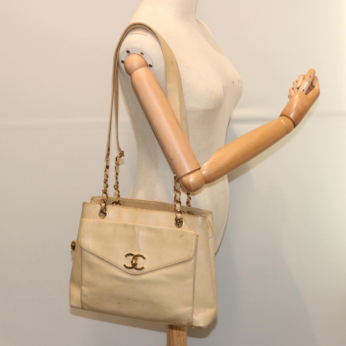 CHANEL Chain Tote Bag Leather Beige CC Auth 69975A