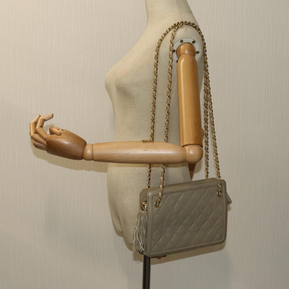 CHANEL Matelasse Chain Shoulder Bag Leather Beige CC Auth 70254