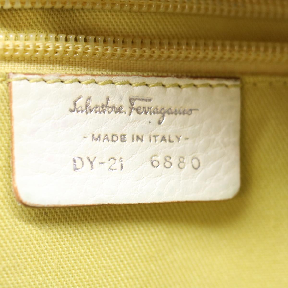 Salvatore Ferragamo Gancini Shoulder Bag Leather White Auth 70361