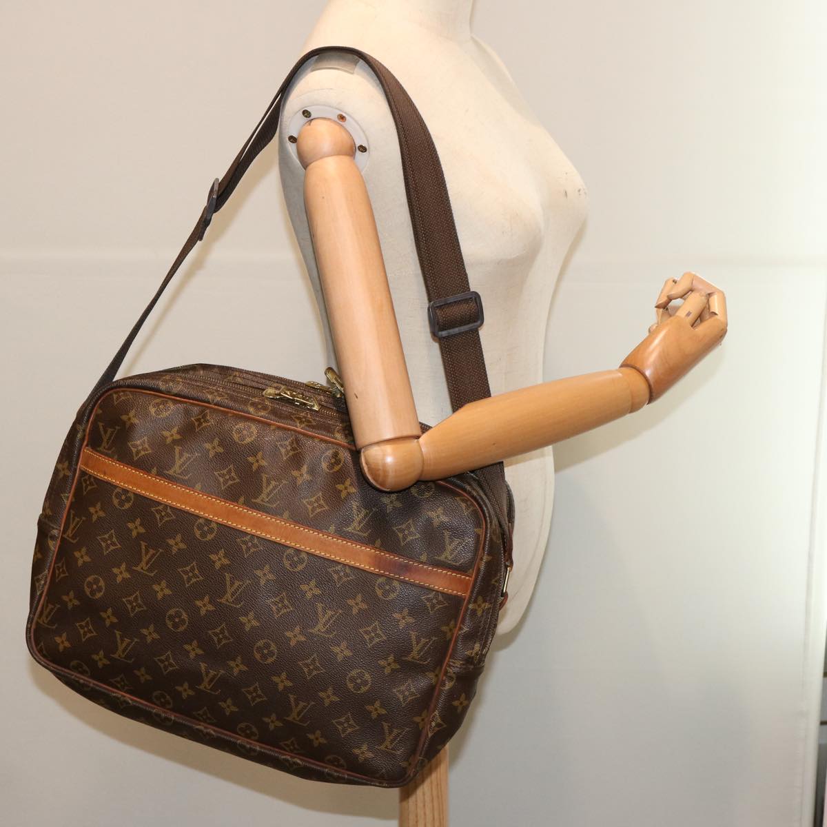 LOUIS VUITTON Monogram Reporter GM Shoulder Bag M45252 LV Auth 70363