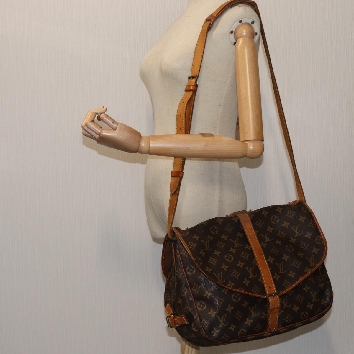 LOUIS VUITTON Monogram Saumur 35 Shoulder Bag M42254 LV Auth 70520