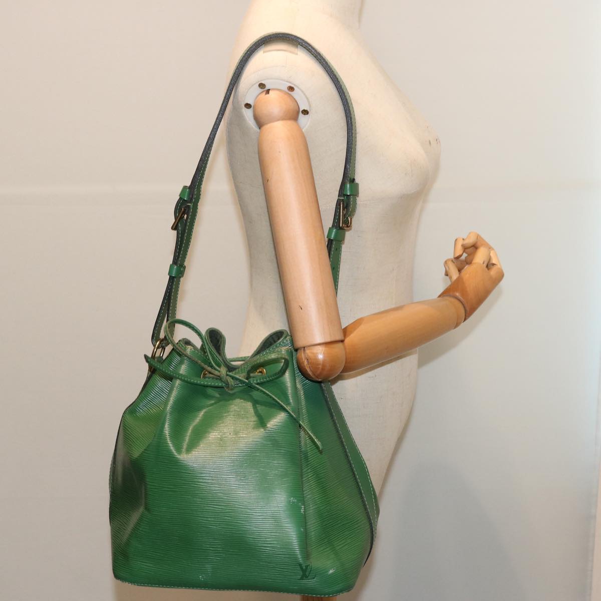 LOUIS VUITTON Epi Petit Noe Shoulder Bag Green M44104 LV Auth 70549