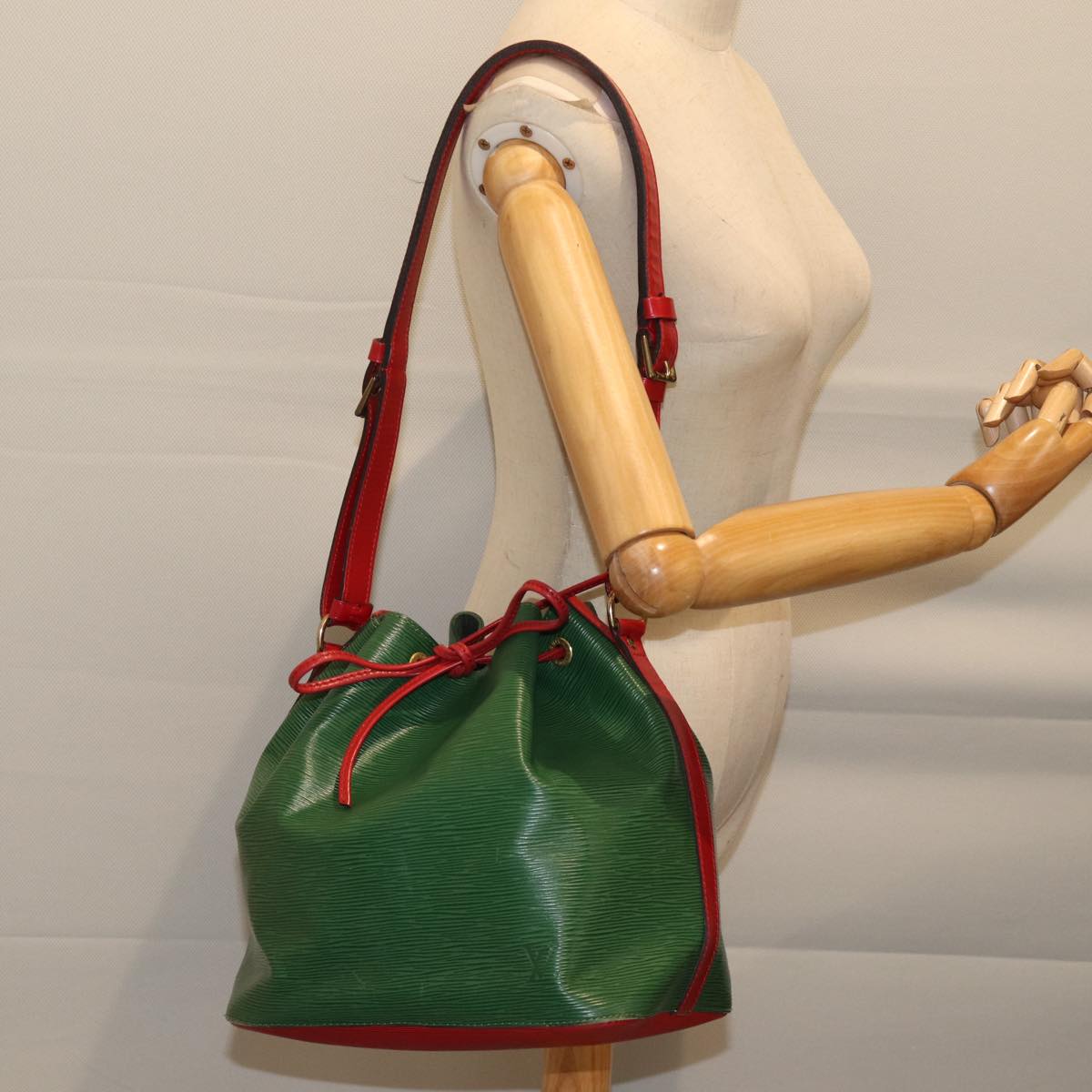 LOUIS VUITTON Epi Petit Noe Shoulder Bag Bicolor Green Red M44147 LV Auth 70552