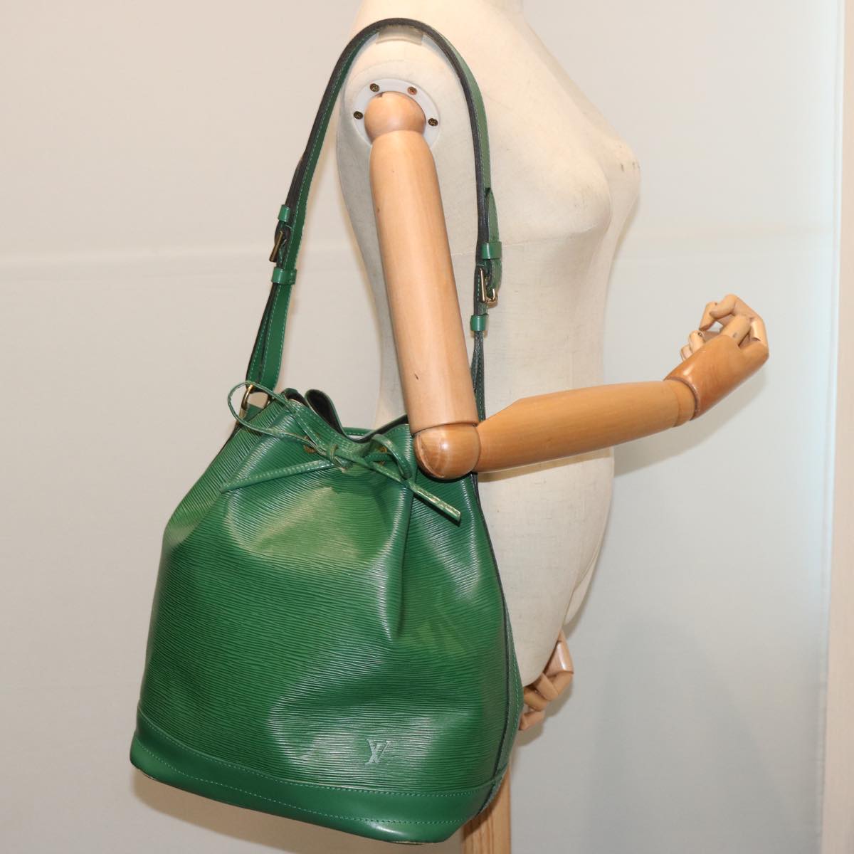 LOUIS VUITTON Epi Noe Shoulder Bag Green M44004 LV Auth 70553