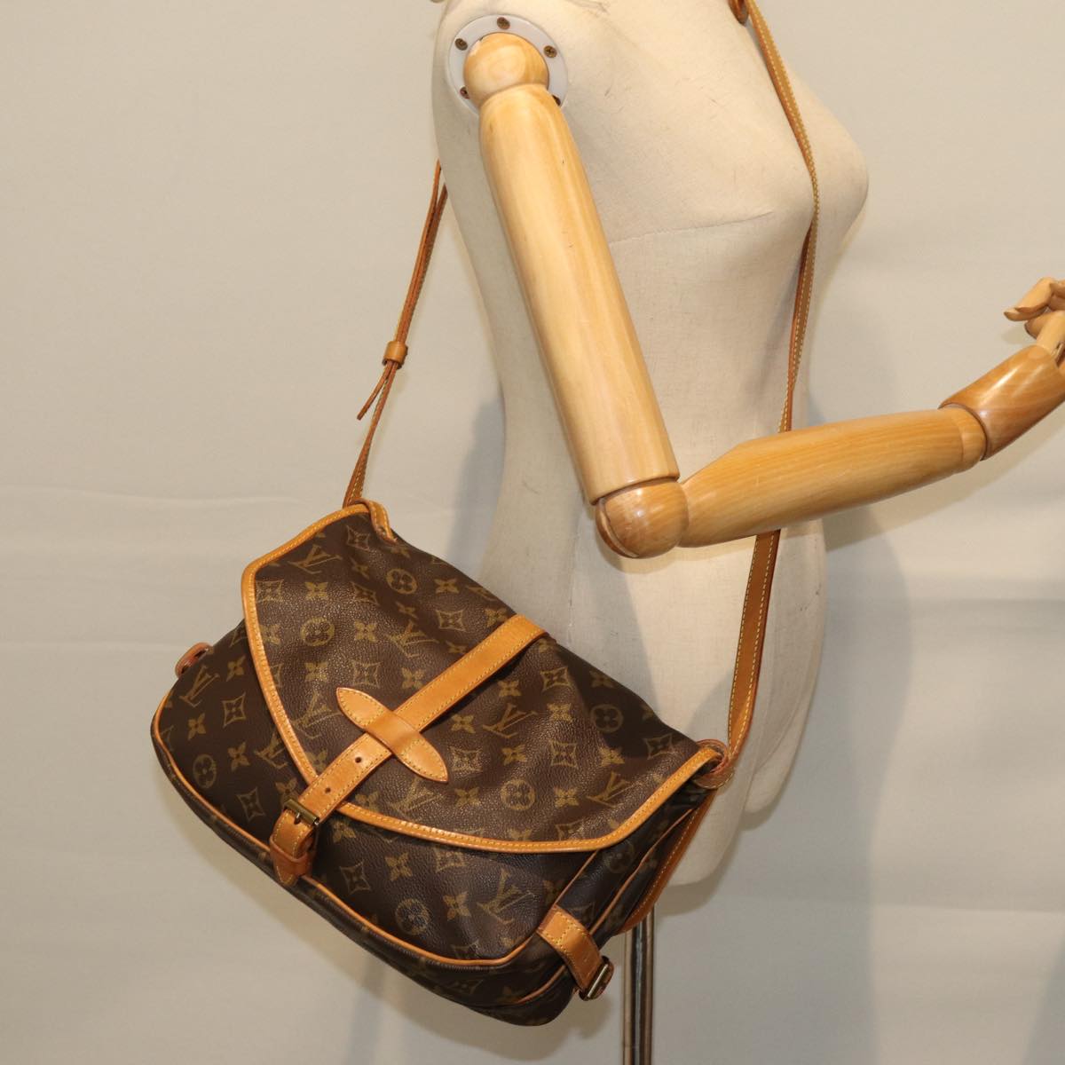 LOUIS VUITTON Monogram Saumur 30 Shoulder Bag M42256 LV Auth 70705