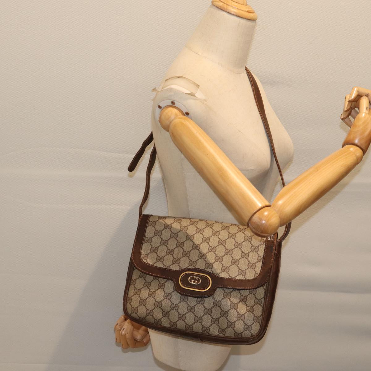 GUCCI GG Supreme Shoulder Bag PVC Beige Auth 70775