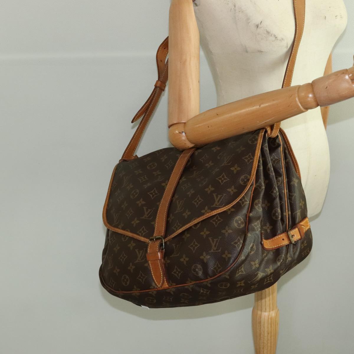 LOUIS VUITTON Monogram Saumur 35 Shoulder Bag M42254 LV Auth 71081