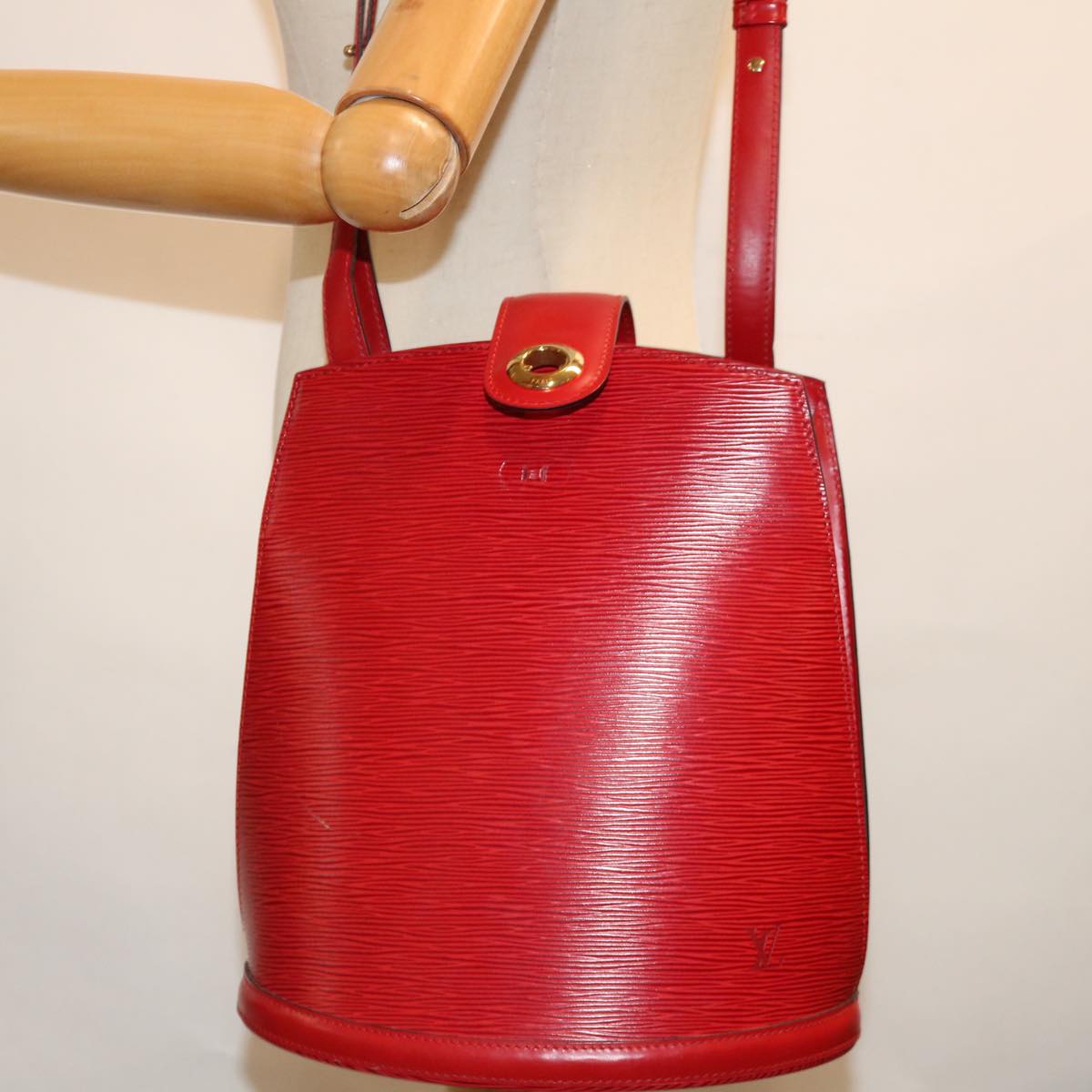 LOUIS VUITTON Epi Cluny Shoulder Bag Red M52257 LV Auth 71082