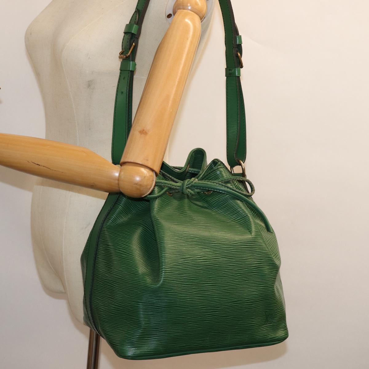 LOUIS VUITTON Epi Petit Noe Shoulder Bag Green M44104 LV Auth 71282