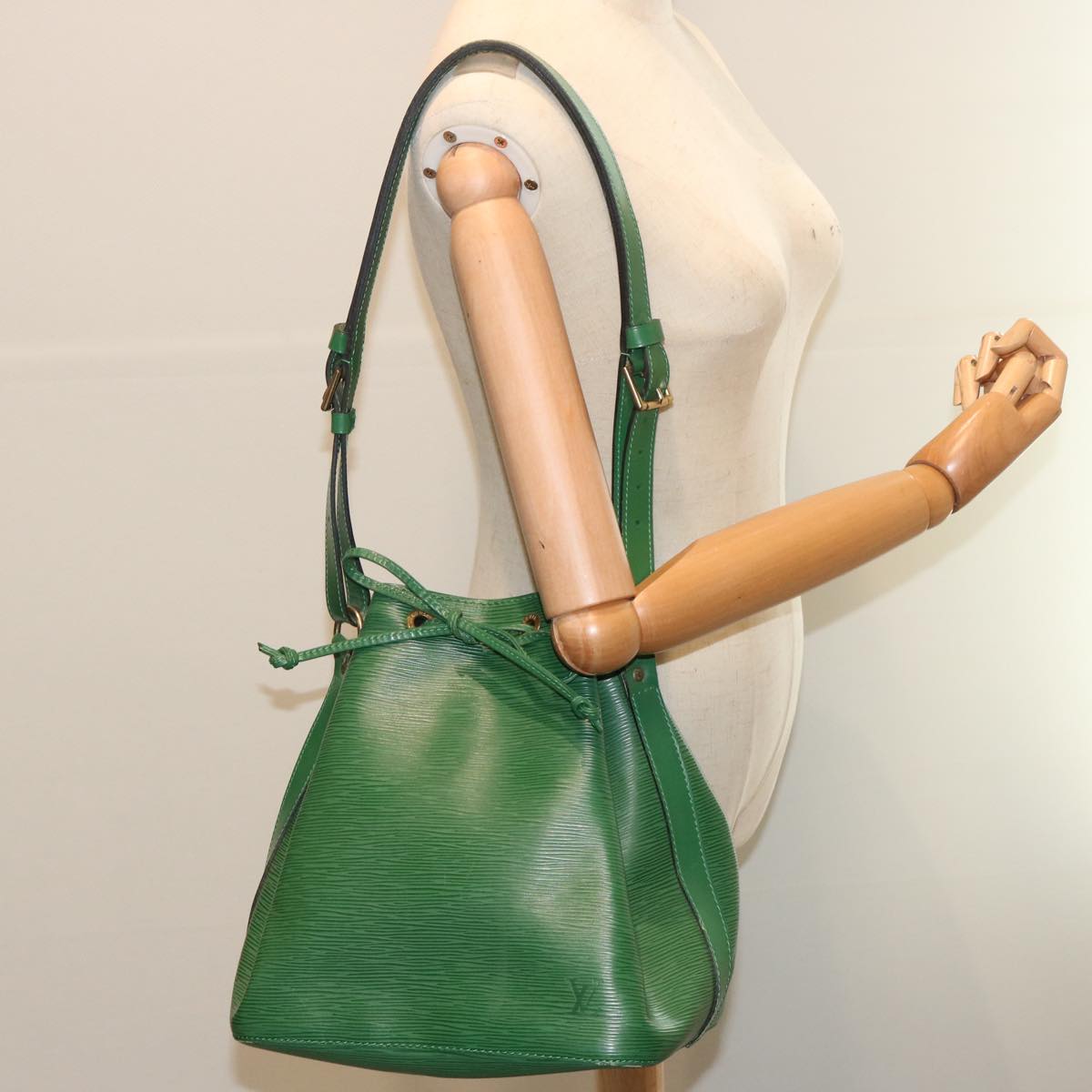 LOUIS VUITTON Epi Petit Noe Shoulder Bag Green M44104 LV Auth 71400