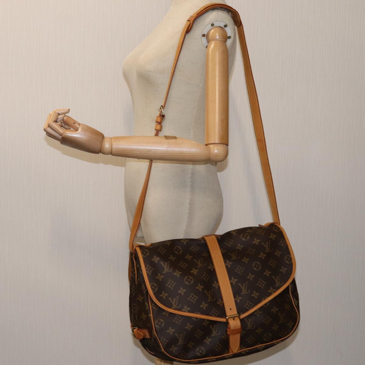 LOUIS VUITTON Monogram Saumur 35 Shoulder Bag M42254 LV Auth 71604A