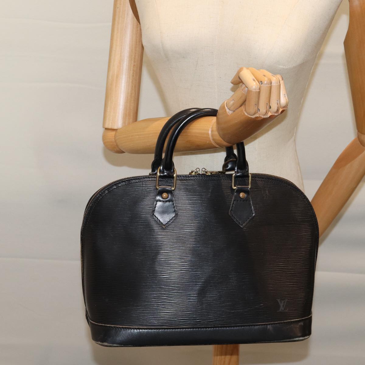 LOUIS VUITTON Epi Alma Hand Bag Black M52142 LV Auth 71761