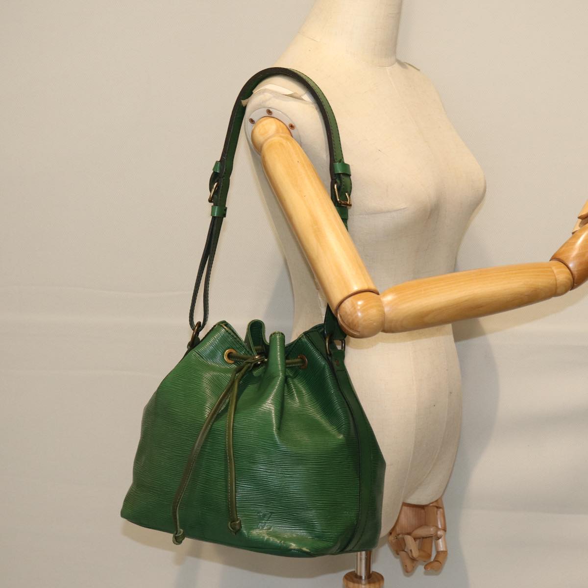 LOUIS VUITTON Epi Petit Noe Shoulder Bag Green M44104 LV Auth 72193