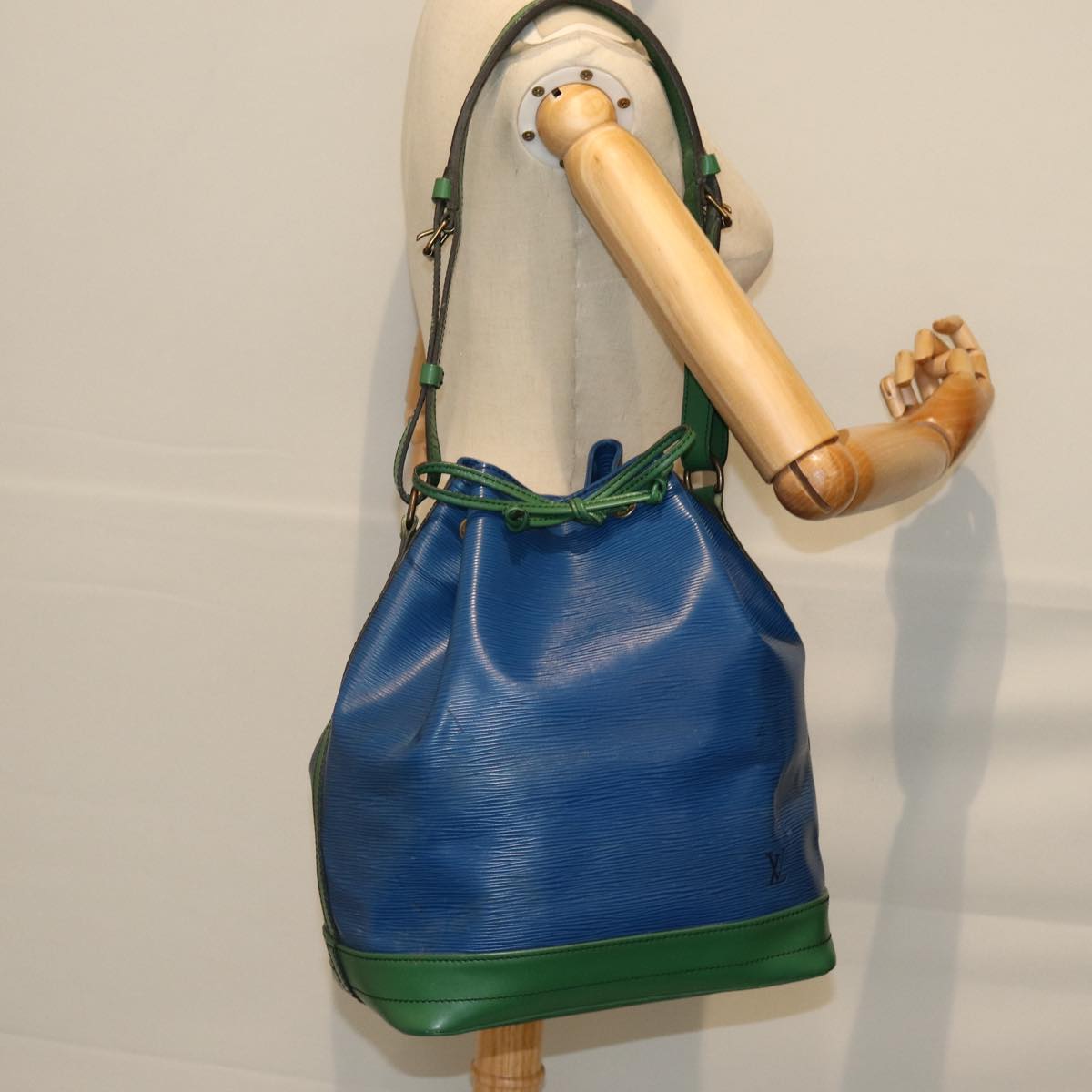 LOUIS VUITTON Epi Noe Shoulder Bag Bicolor Green Blue M44044 LV Auth 72194