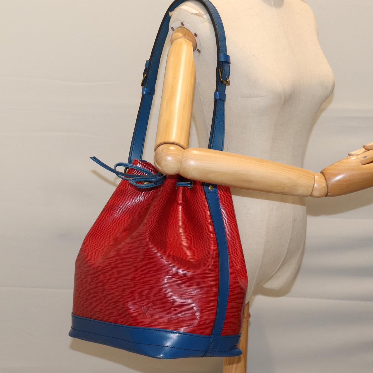 LOUIS VUITTON Epi Noe Shoulder Bag Bicolor Red Blue M44084 LV Auth 72398