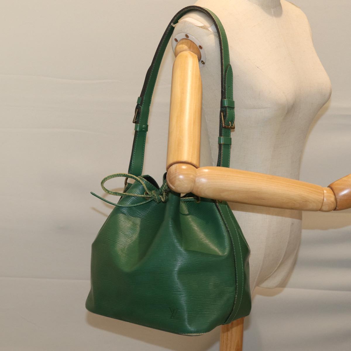 LOUIS VUITTON Epi Petit Noe Shoulder Bag Green M44104 LV Auth 72399