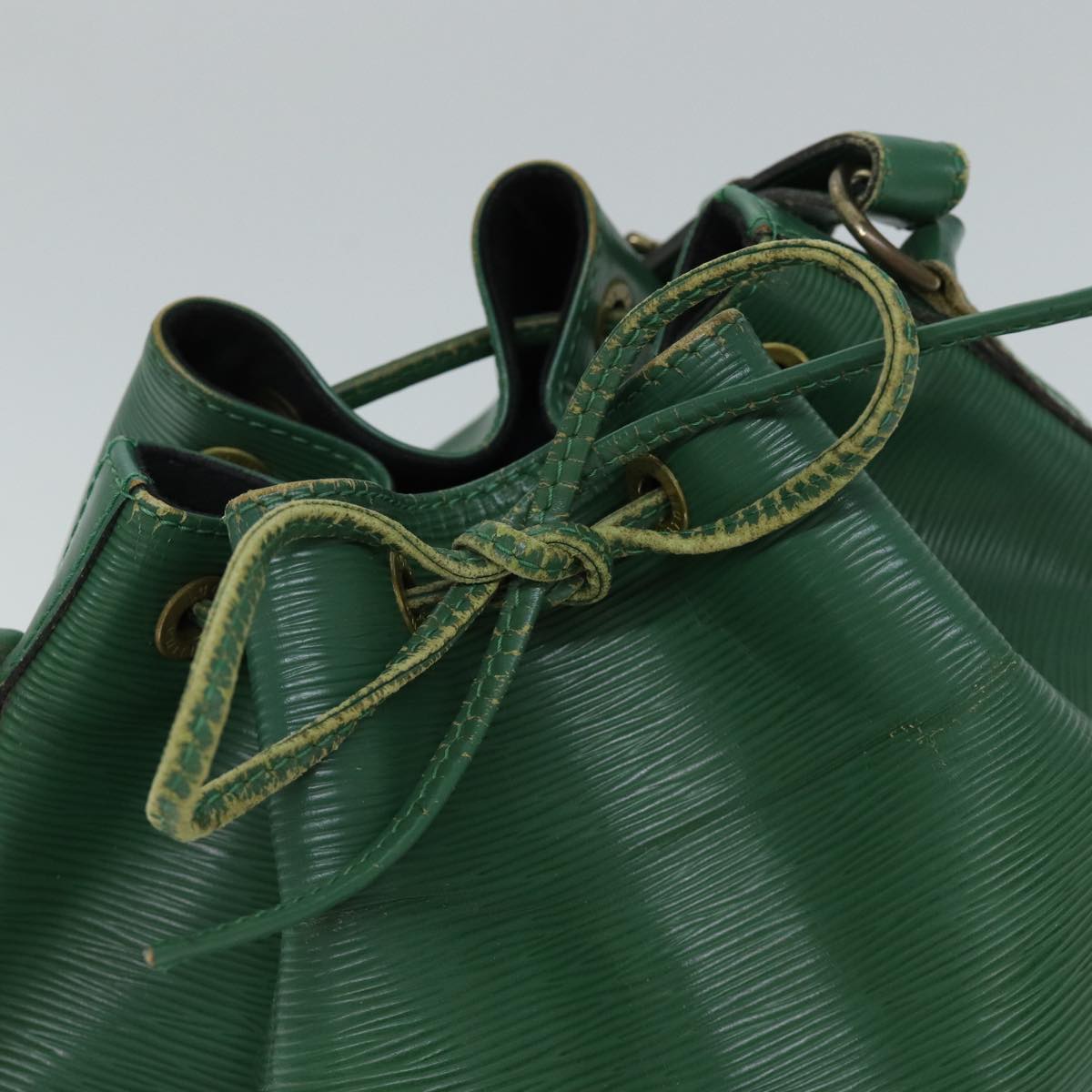 LOUIS VUITTON Epi Petit Noe Shoulder Bag Green M44104 LV Auth 72399