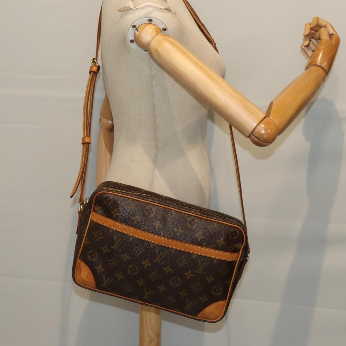 LOUIS VUITTON Monogram Trocadero 30 Shoulder Bag M51272 LV Auth 72535