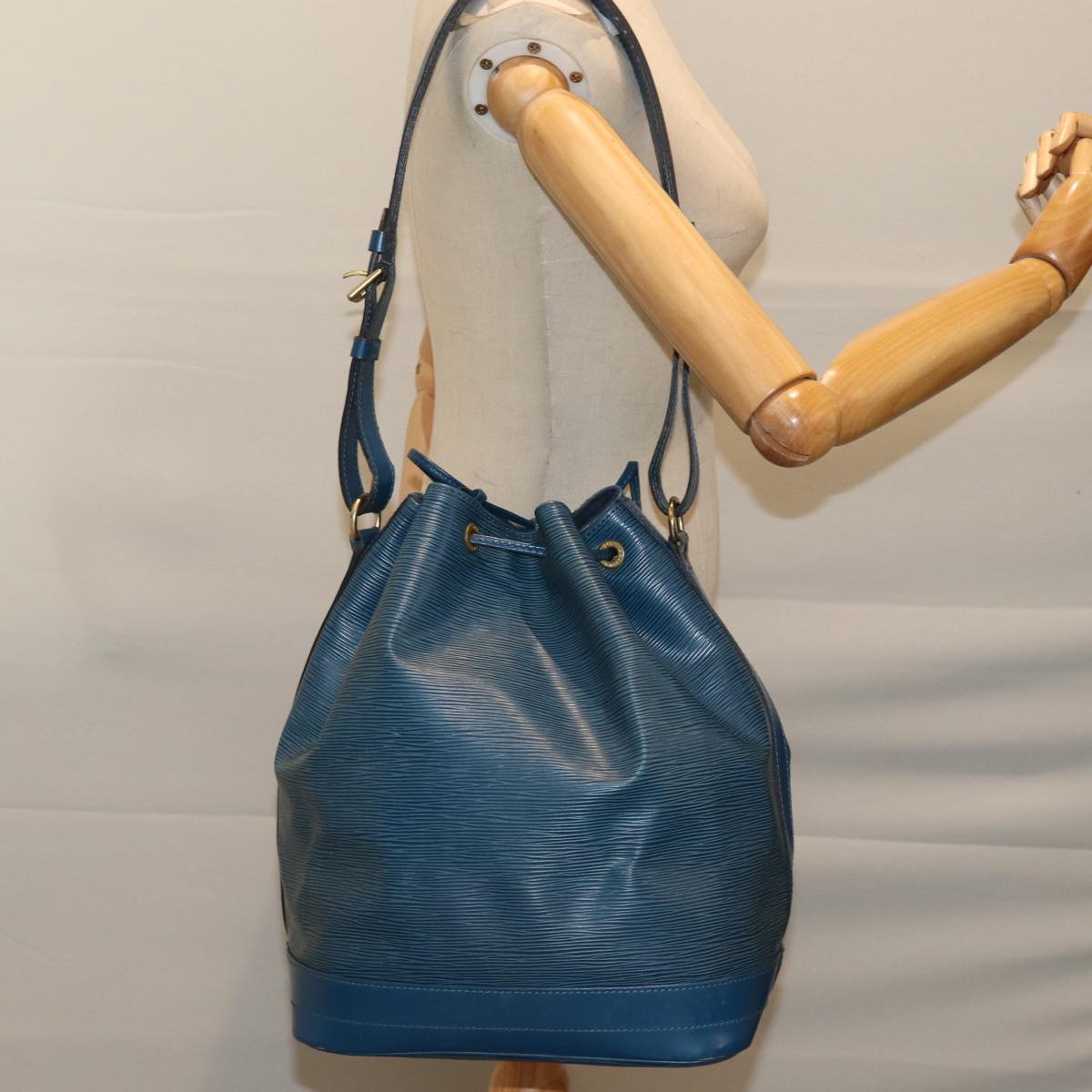 LOUIS VUITTON Epi Noe Shoulder Bag Blue M44005 LV Auth 72650